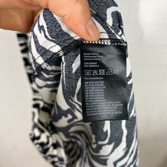 H&M Womens Puff Sleeve Creped Dress Size Medium Zebra Striped Dress - Picture 8 of 15